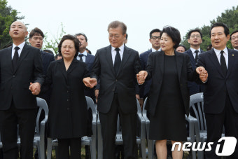 '손을 잡고 故 노무현 대통령을 기억합니다'