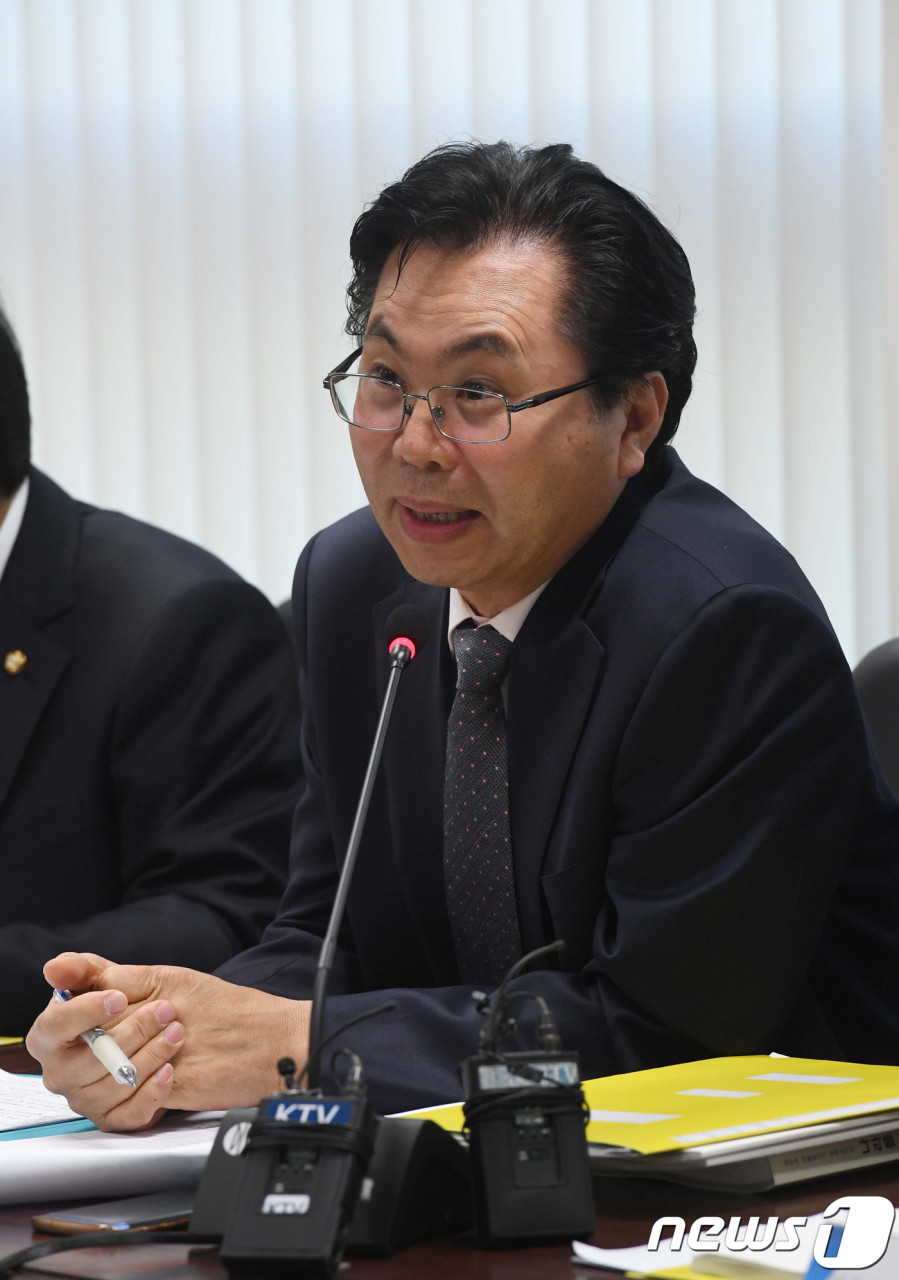 이한주 국정기획위원장, 엄격한 태도로 업무보고 질책 및 성장 주문