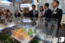 해수담수화 부스 살피는 강호인 장관