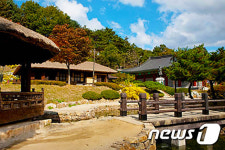 옛 김유정역 공원서 다문화가정 두 쌍 이색 결혼식