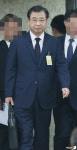 청문회장 들어서는 서훈 국정원장 후보자