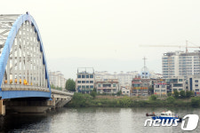 기초생활수급 비관···소양2교 꼭대기서 자살 소동