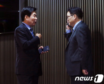 우원식-김진표 '본회의장 앞 대화'