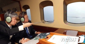 헬기 타고 새만금 둘러보는 문재인 대통령