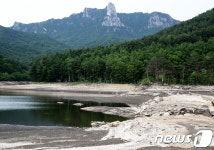가뭄으로 말라가고 있는 고성 학사평 저수지