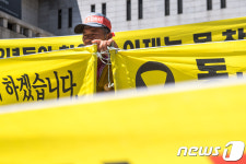 생각에 잠긴 동거차도 주민