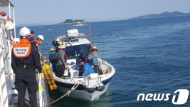 8명 태운 레저보트 기관 고장으로 표류…해경 구조