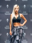 가수 제시, 팬사인회 현장에서 ‘완벽 복근’ 공개