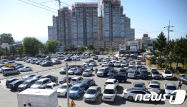 속초해변 주차장은 지금 차량들로 가득