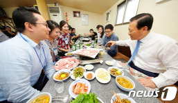 김도진 기업은행장, 직원들과 삼겹살 번개모임