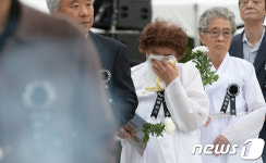 눈물 닦는 전몰군경 미망인