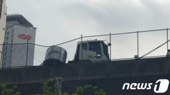 부산 동서고가도로 트레일러 추돌…15톤 강판 방호벽 뚫어