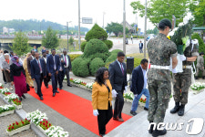 춘천시 에티오피아 한국전 참전기념탑 헌화