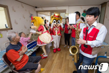 어르신들과 함께 건강체조 따라하며 보내는 즐거운 시간