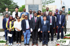 춘천 에티오피아 한국전 참전기념탑에서 기념촬영