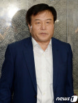 굳은표정으로 정무위 나서는 이진복 위원장