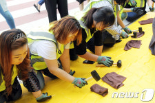 엘로카펫 설치하는 삼성전자 임직원들