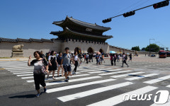 광화문 신설 횡단보도 건너는 시민들