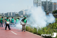중랑천변 방역하는 새마을지도자들