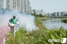 중랑천변 방역 작업중