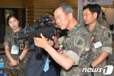 야간 투시경 살펴보는 장재환 육군교육사령관