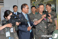 최첨단 야간 투시경 살펴보는 장재환 육군교육사령관