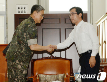 北 무인기 합참 보고 받는 김영우 국방위원장
