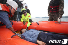 진해 바다에서 응급환자 살펴요