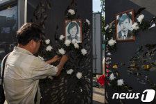 효순-미선 기리며 헌화하는 시민들