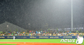 비오는 포항 야구장 