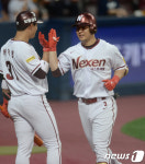 김민성 '시원하게 넘겨버렸어'
