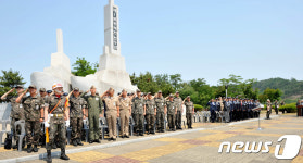 국민의례 하는 제1연평해전 승전 18주년 기념식 참석자들