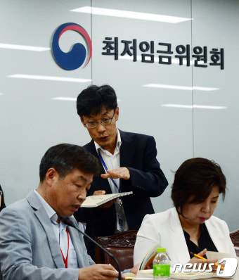 내년도 최저임금 논의 시작, 대화나누는 공익위원들
