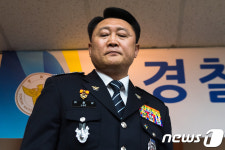 고개 떨군 이철성 경찰청장