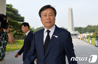 현충원 나서는 도종환 문체부 장관