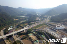 동홍천~양양 고속도로와 내린천 휴게소