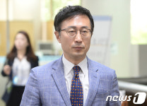 굳은 표정의 박영춘 SK그룹 CR팀장