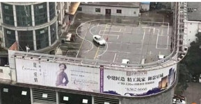 건물 7층 옥상에 운전학원…차가 어떻게 올라갔지?