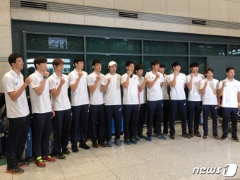 '22년 만에 5승' 한국 남자배구대표팀 귀국…