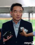 호식이두마리치킨 최호식 前회장 경찰 출석