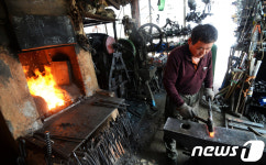 폭염 속 이열치열 대장간