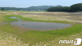 바닥 드러낸 화성 덕우저수지