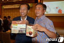강원도 전통장 들고 찰칵