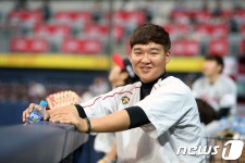 '김태연 역사적 홈런'에 누구보다 기뻐했던 사나이