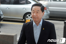 출근하는 김상곤 부총리 후보자