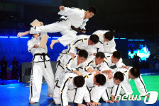 화려한 태권도 vs 유용한 태권도…WTF와 ITF 시범단, 무엇이 달랐나