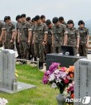 묵념하는 육군 37사단 장병들