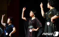 만학도들의 팝송 무대 신나는 율동과 함께