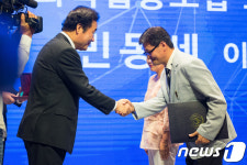 산업포장 민동세 이사장 격려하는 이낙연 총리
