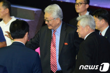 미소 짓는 장웅 북한 IOC 위원